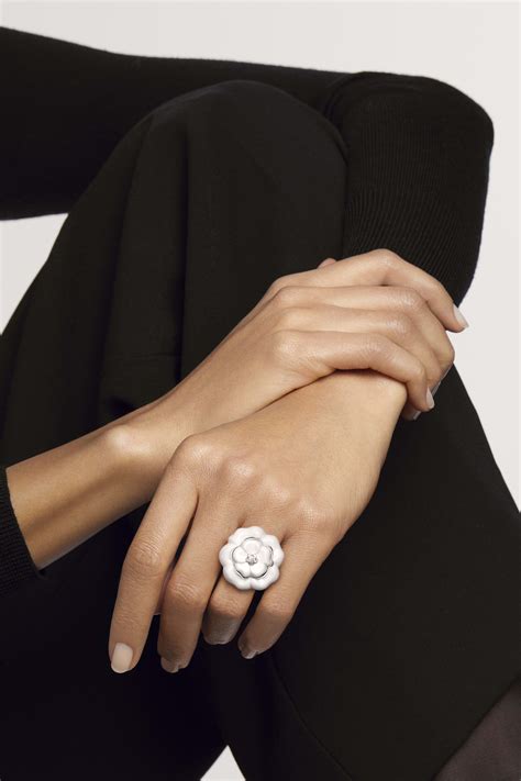 bague camélia chanel or blanc|Chanel 1.5 camellia jewelry.